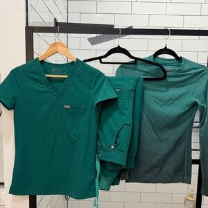 FIGS Hunter Green 3 Piece Scrub Set - Top, Pants & UnderScrub Top
